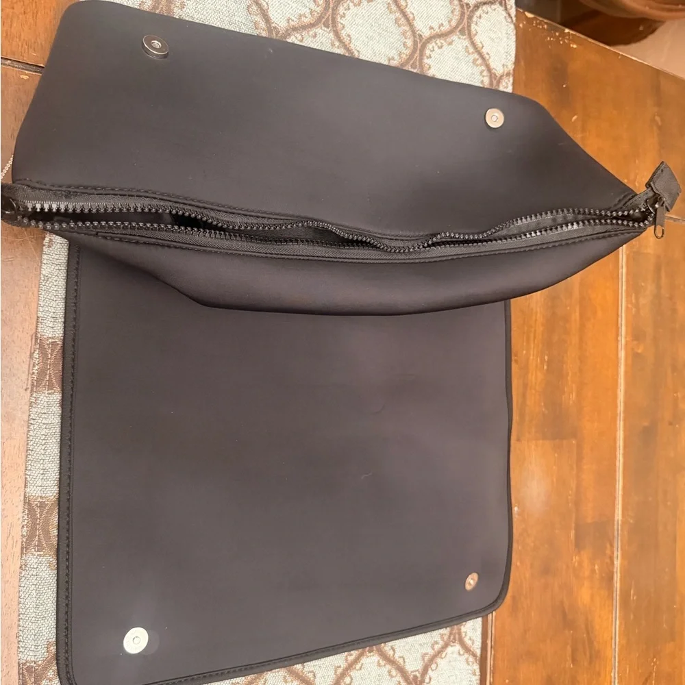Esta bolsa de viaje de la marca Barefoot Caribou está diseñada para organizar